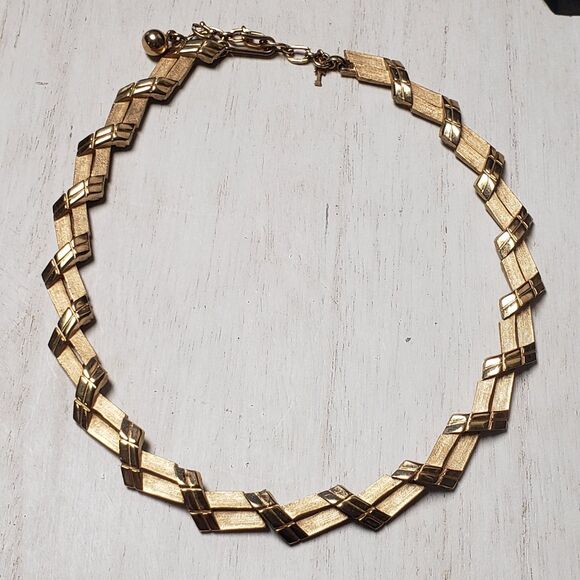 Vtg 1960s Crown Trifari Abstract Texture Brush Gold Plated 16" Choker Necklace - Picture 3 of 16